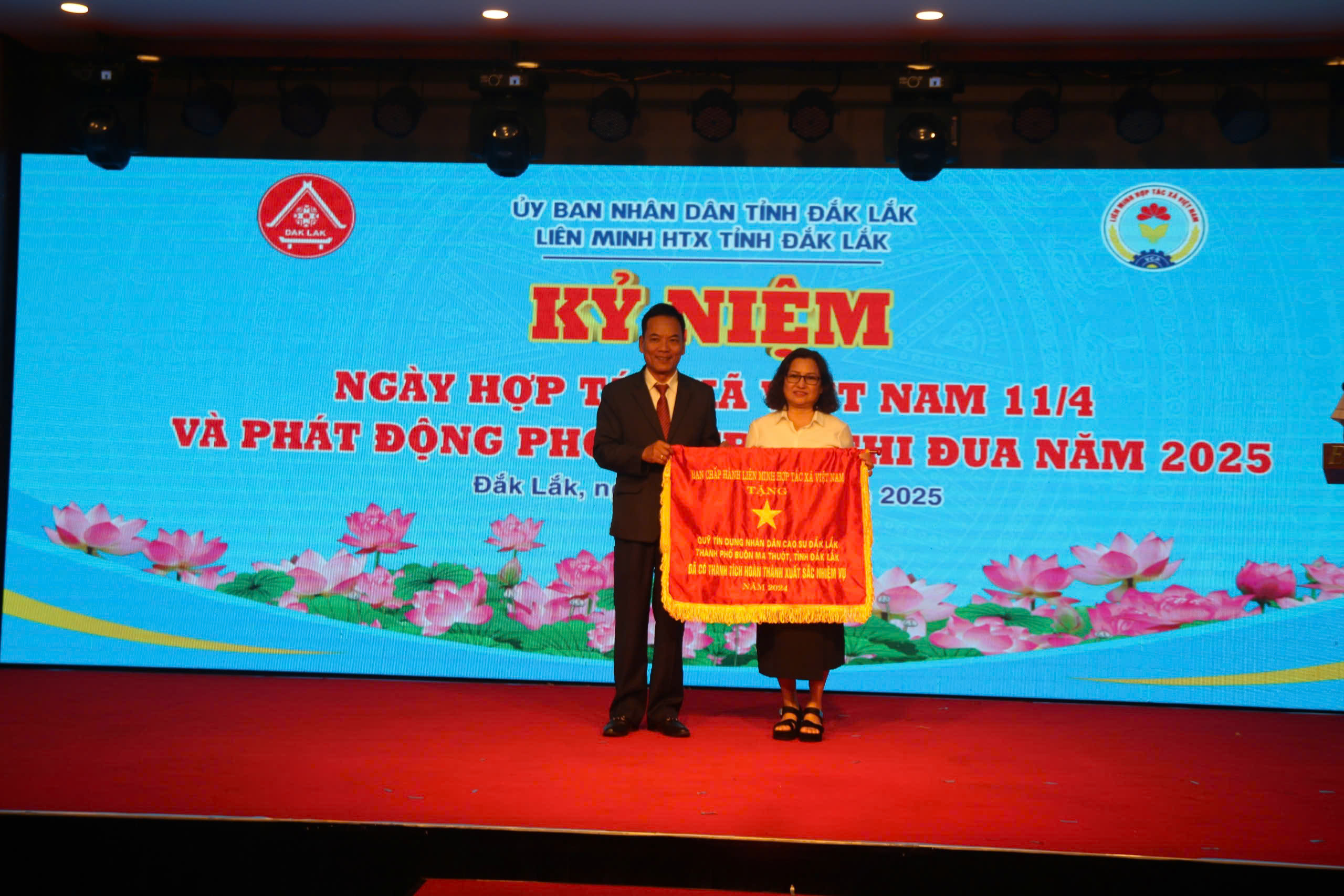 chú Bài trao cờ